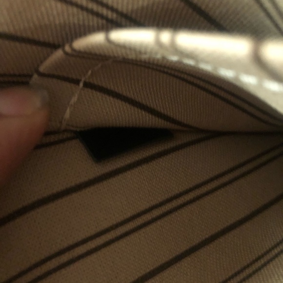 Louis Vuitton - Picture 8 of 16